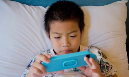 Risiko Mata Juling Pada Anak Yang Kecanduan Layar Smartphone