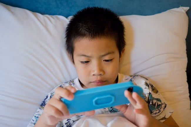 Risiko Mata Juling Pada Anak Yang Kecanduan Layar Smartphone