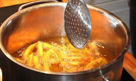 Trik Hemat: Bikin Minyak Goreng Gak Cepat Hitam