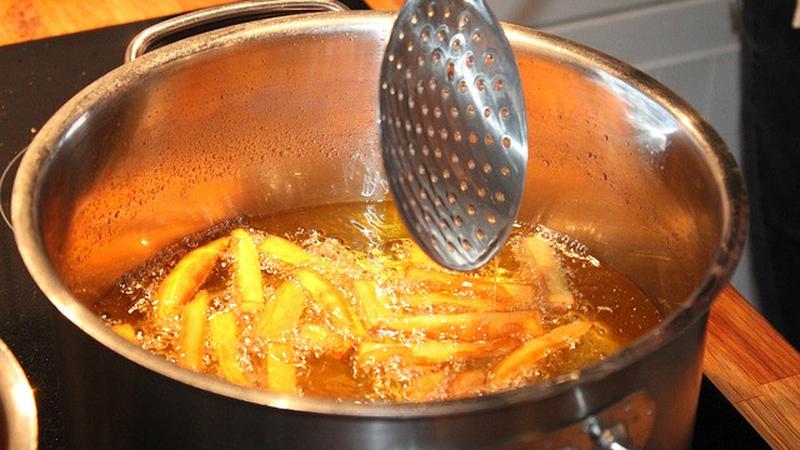 Trik Hemat: Bikin Minyak Goreng Gak Cepat Hitam